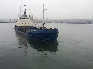 Self-propelled hopper barge